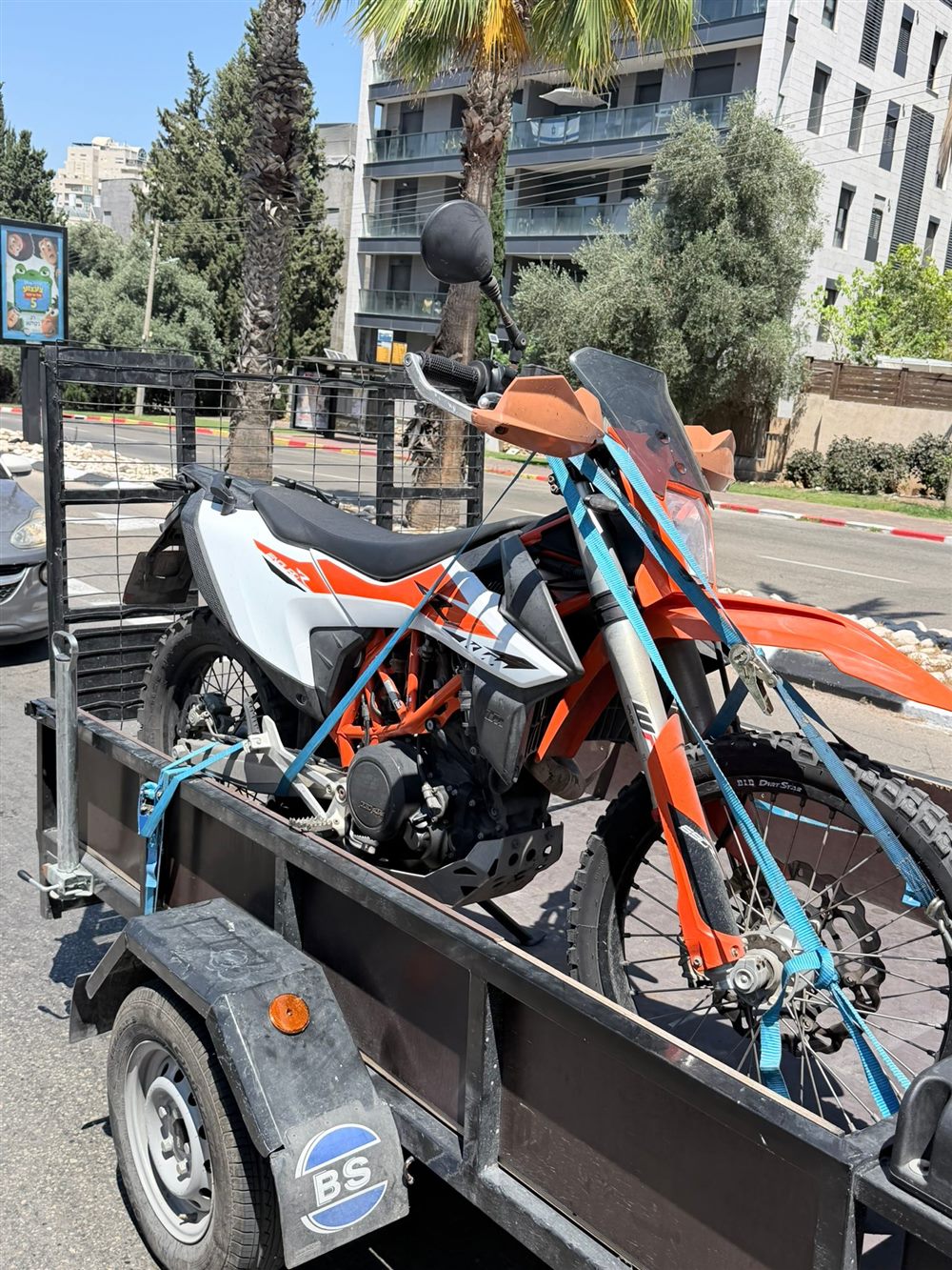 אופנוע שטח KTM קשור על הגרר
