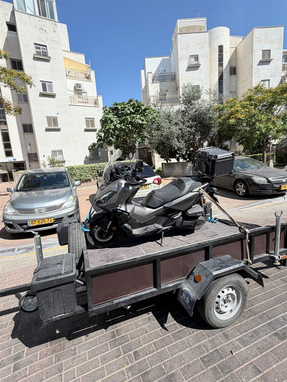 קטנוע על הגרר בחניה עירונית