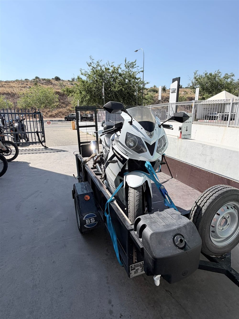 אופנוע ספורט לבן קשור על הגרר